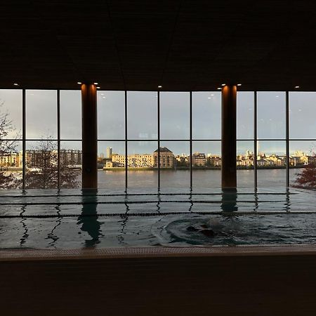 Canary Riverside Plaza Hotel Londres Exterior foto View from the pool