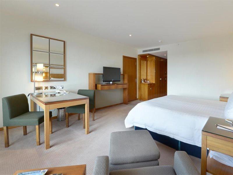 Canary Riverside Plaza Hotel Londres Exterior foto A room at the hotel