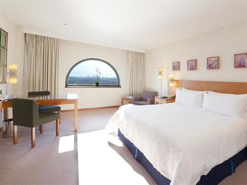 Canary Riverside Plaza Hotel Londres Exterior foto A room at the hotel