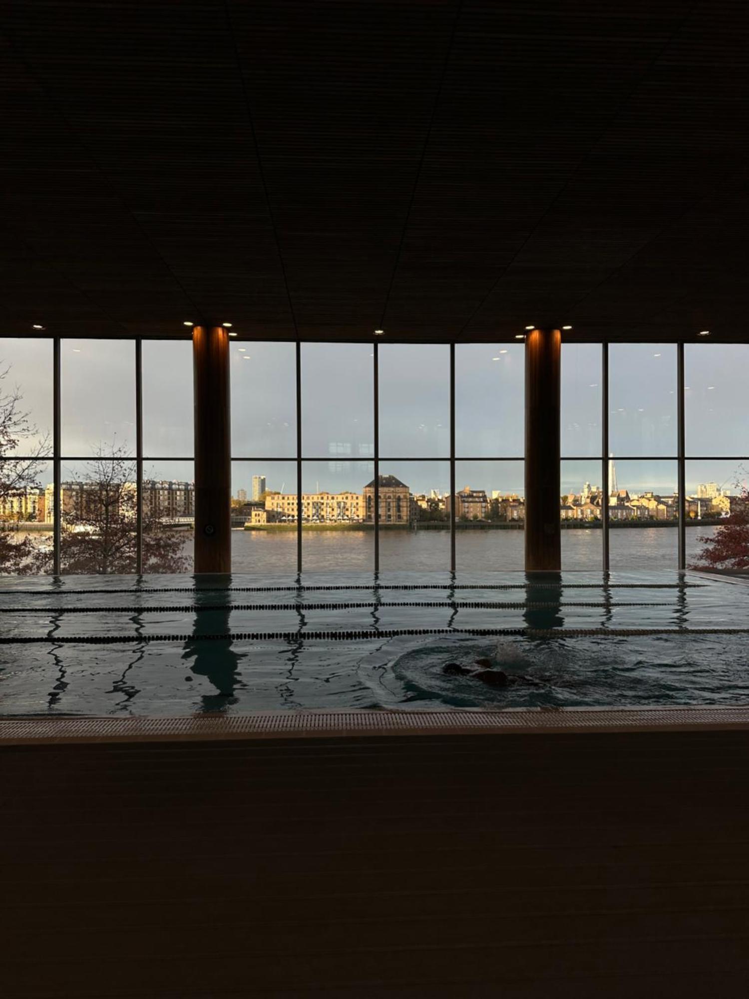 Canary Riverside Plaza Hotel Londres Exterior foto View from the pool