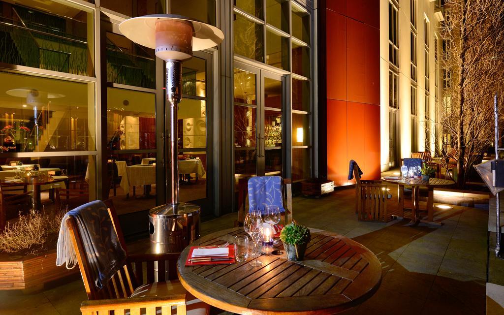 Canary Riverside Plaza Hotel Londres Exterior foto Patio at the Four Seasons Hotel