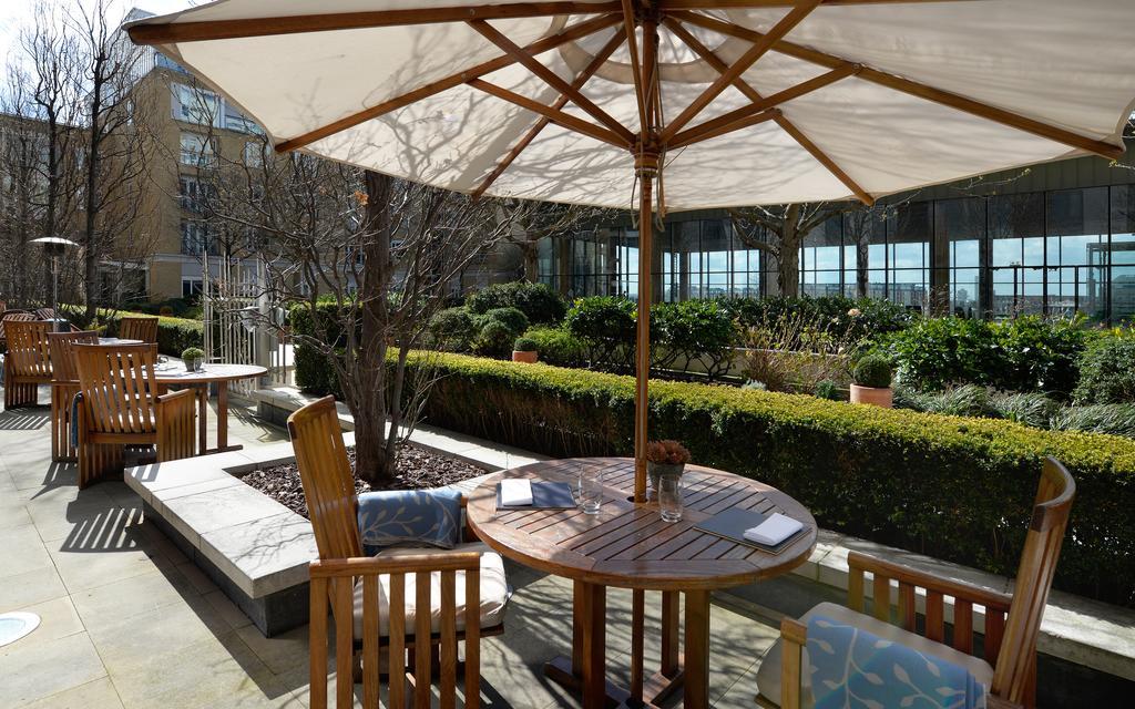 Canary Riverside Plaza Hotel Londres Exterior foto The garden at the hotel