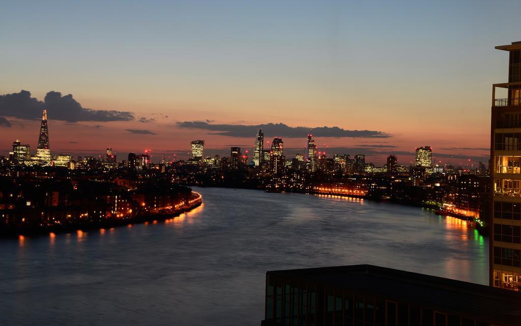 Canary Riverside Plaza Hotel Londres Exterior foto View of the East River from the East River Promenade