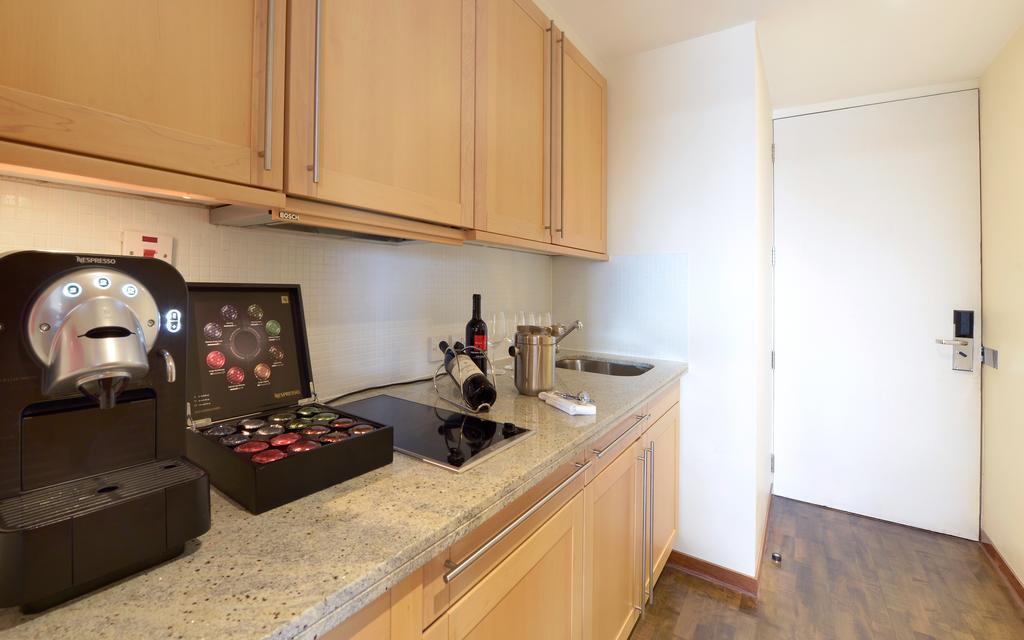 Canary Riverside Plaza Hotel Londres Exterior foto A typical kitchen in a student apartment