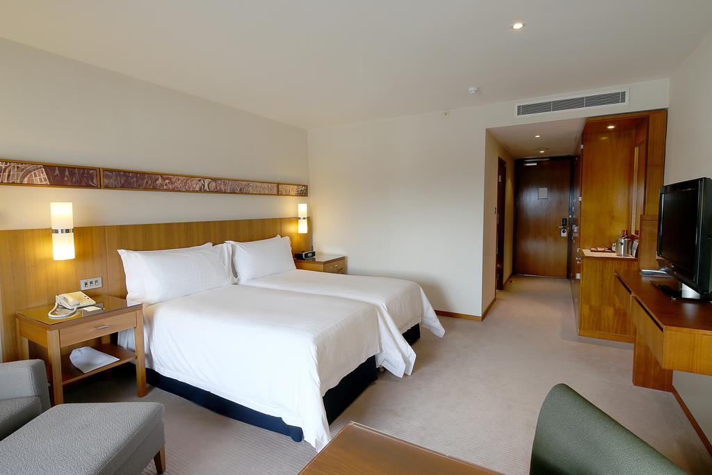 Canary Riverside Plaza Hotel Londres Exterior foto A room at the hotel
