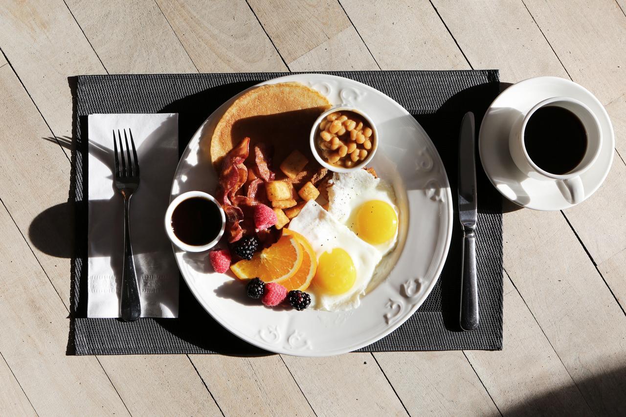 Canary Riverside Plaza Hotel Londres Exterior foto A typical American breakfast